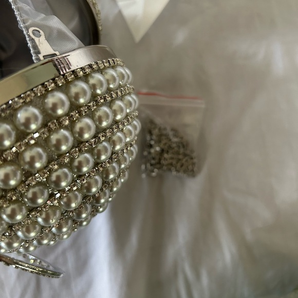 Elegant Silver and Pearl Women's Clutch/shoulder Bag - Picture 4 of 7
